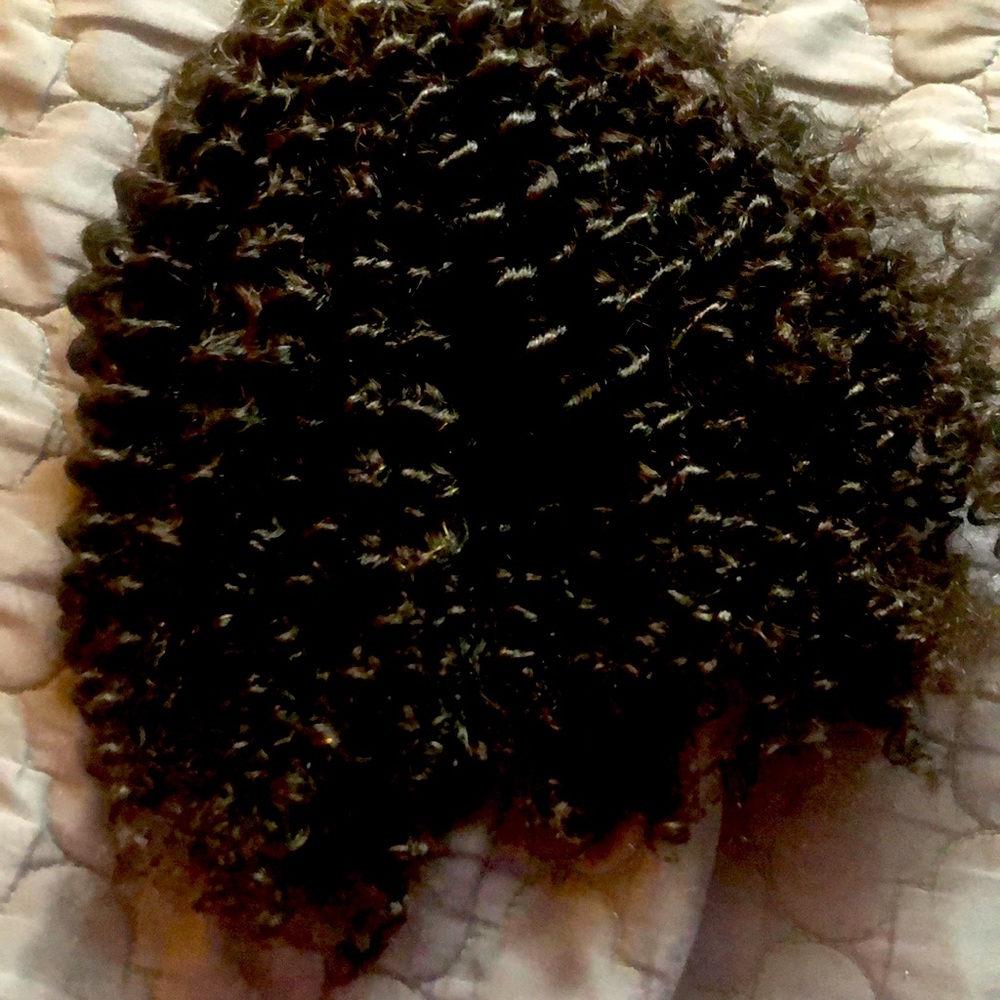 I’m selling 1 bundle of 14inch tape in hair very good quality, 100% human hair.